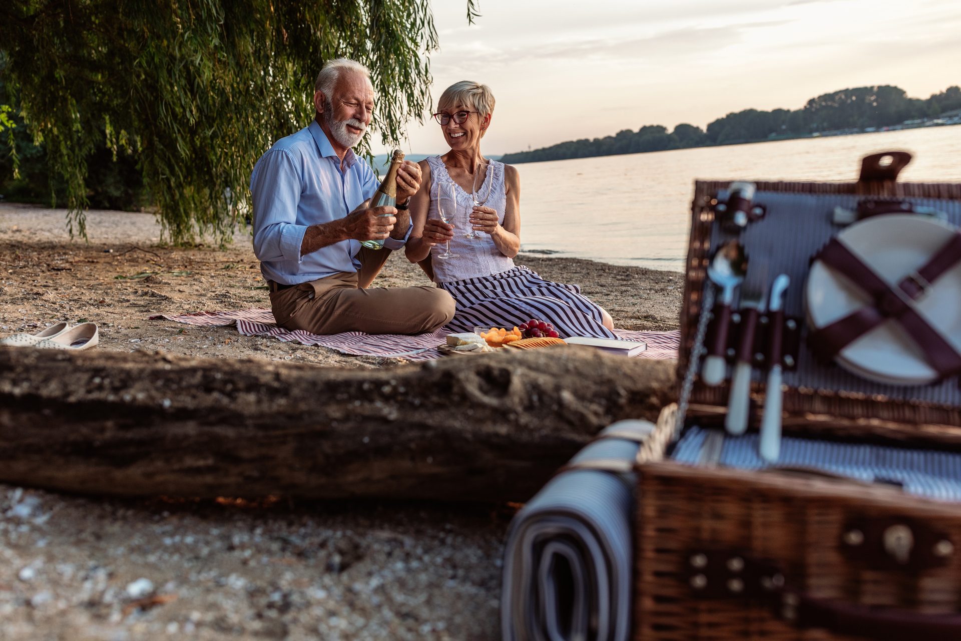 A lakeside picnic on Keowee, the Saturday slowing down